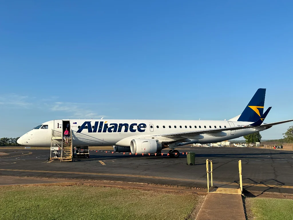 VH-UYI E190 QLK