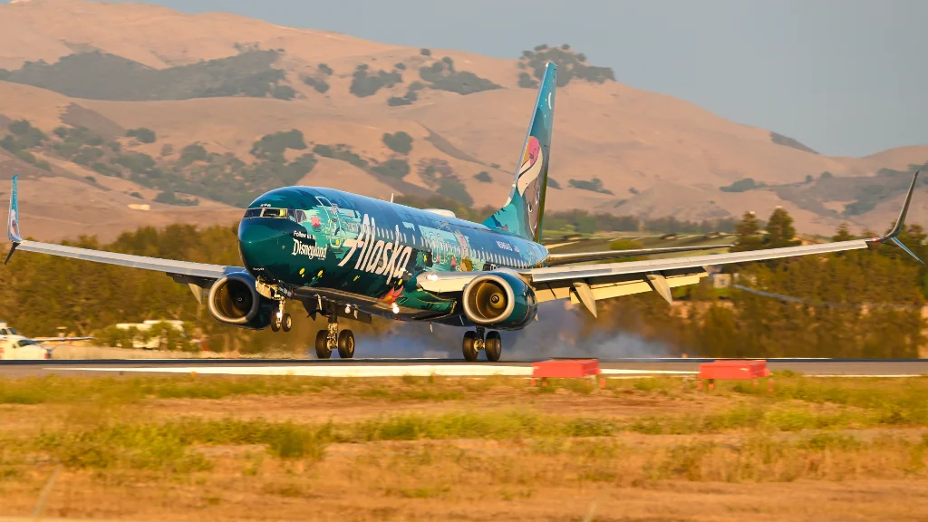 N596AS B738