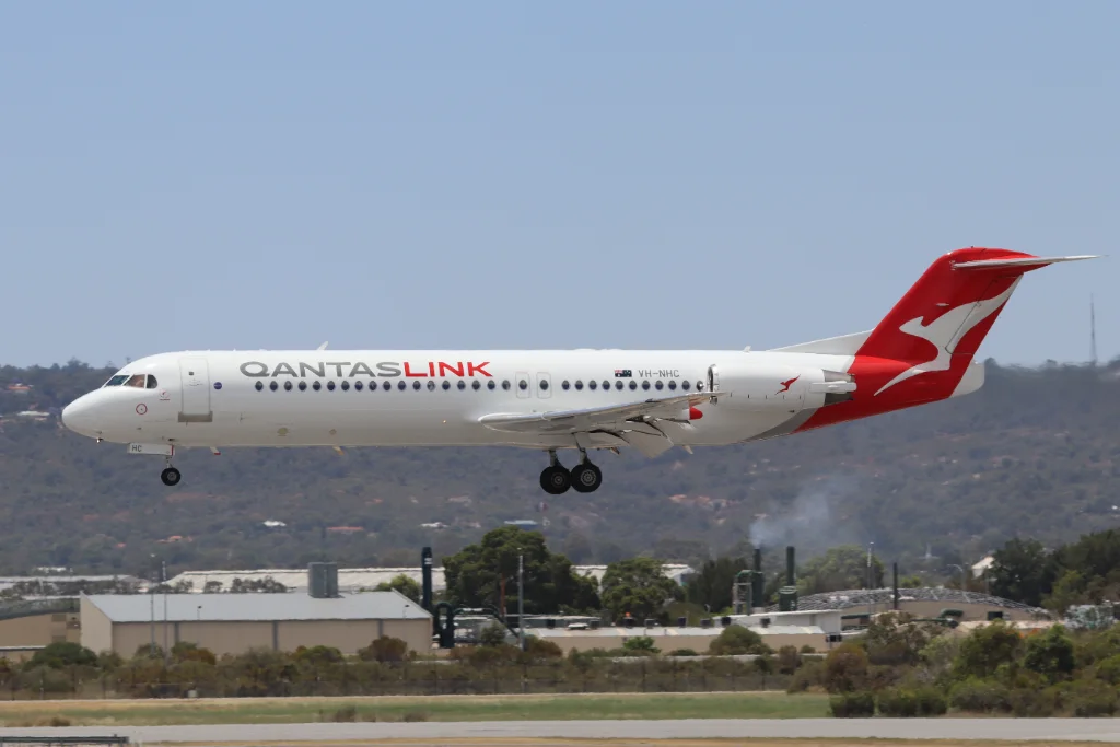 VH-NHC F100 Qantas