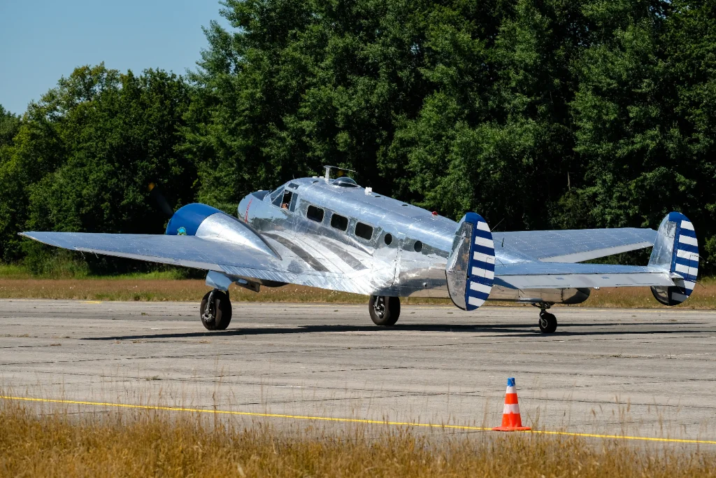 N223CM BE18 Classic Formation