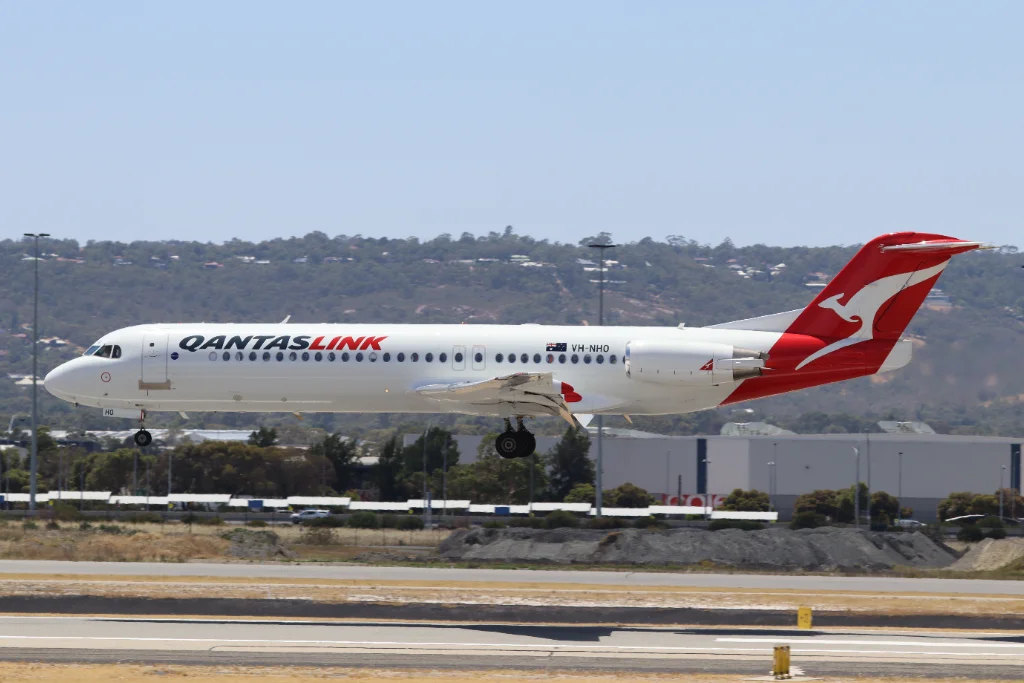 VH-NHO F100 Qantas