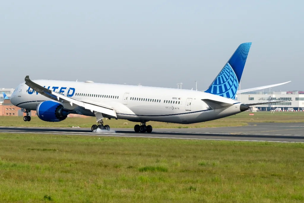 N12012 B78X United Airlines